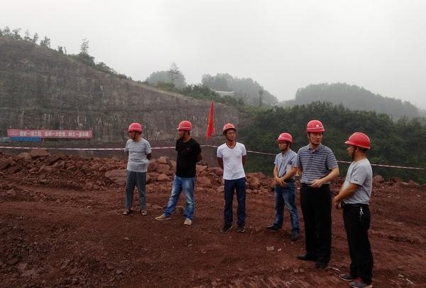 袁斌率局環(huán)境監(jiān)察及安全生產(chǎn)第一檢查組到蟠龍湖水庫(kù)項(xiàng)目部開展檢查工作