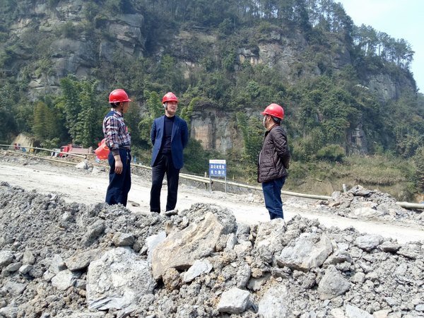 袁斌一行到威遠引長入連工程項目部檢查指導工作