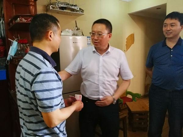 公司黨委書記、董事長代勇一行深入結(jié)對幫扶困難職工家庭開展走訪慰問活動