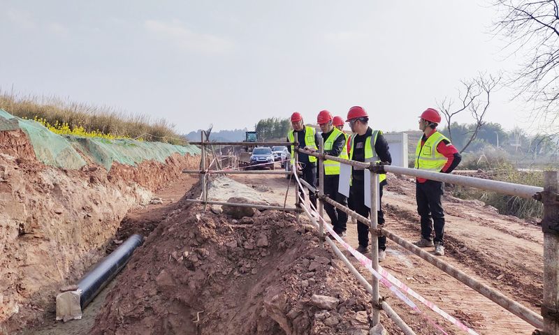 公司副總經(jīng)理鄒世界一行到小井溝支渠項(xiàng)目檢查指導(dǎo)工作