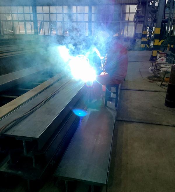 春節“不打烊”，紅旗堰灌區樞紐門葉埋件制作完成