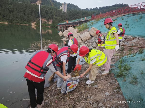 青年職工齊參與，清河行動顯擔(dān)當(dāng)—亭子口項目開展清河行動